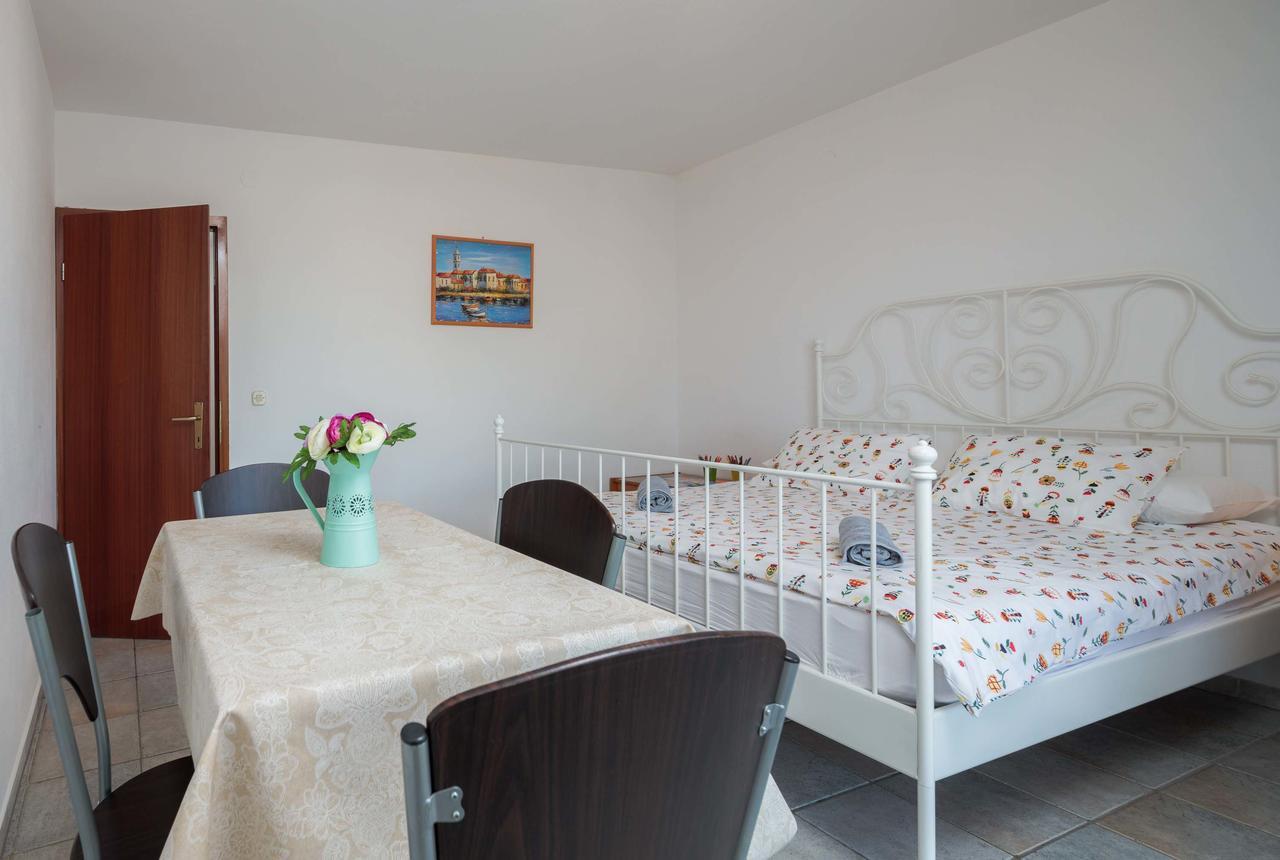 Apartments Loncar Seget Vranjica Eksteriør billede